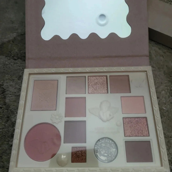 Eyeshadow - Picture 1 of 2